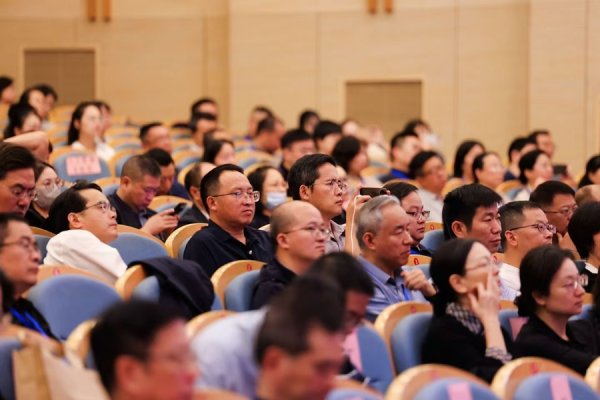 盈通配资 如果AI时代很多工作消失了，老师该怎么教，教什么？